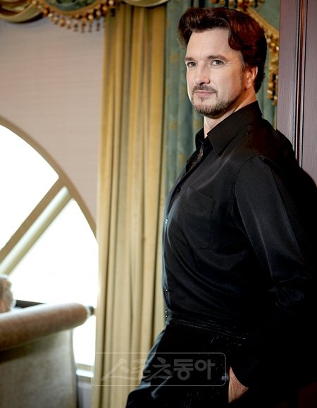 뮤지컬 ‘오페라의 유령’의 ‘팬텀’ 역으로 세계적인 명성을 떨친 뮤지컬 배우 브래드 리틀이 한국 창작 뮤지컬 ‘천국의 눈물’에서 김준수와 연기대결을 펼친다.