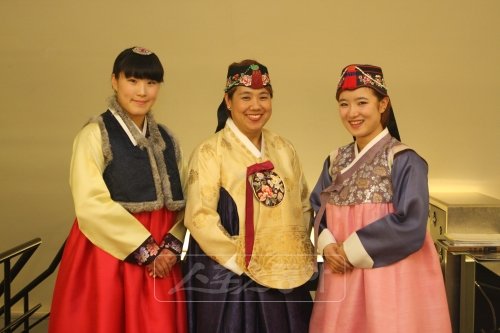 “새해에도 여자씨름을 많이 사랑해 주세요”한국 여자씨름계의 간판스타들인 임수정, 송송화, 이연우(왼쪽부터)가 한복을 입고 스포츠동아 독자들에게 새해 인사를 하고 있다.