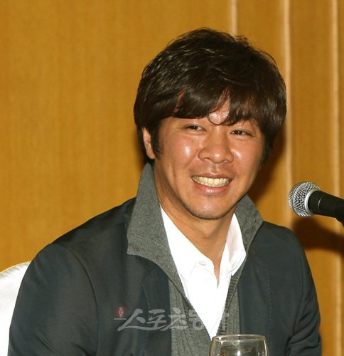 야쿠르트 임창용이 IB스포츠와 매니지먼트 계약을 맺은 후 밝은 표정으로 기자회견을 하고 있다. 임창용은 일본 프로야구에서 함께
뛰게 된 박찬호와 이승엽에 대해 “모두 잘 했으면 좋겠지만 상대편으로는 절대 만나지 않았으면 좋겠다”며 웃었다.박화용 기자
inphoto@donga.com