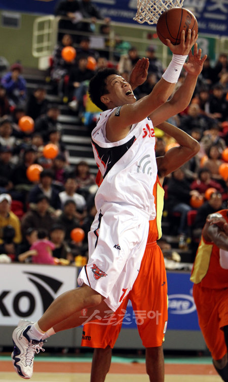 박상오 떴다 회초리 맞으며 자란 자식이 효도한다고 했다. KT 박상오가 딱 그렇다. 전창진 감독의 채찍질이 그를 더 강하고, 알차게 만들었다. 박상오가 5일 전자랜드전에서 상대 수비를 제치고 골밑슛을 시도하고 있다.