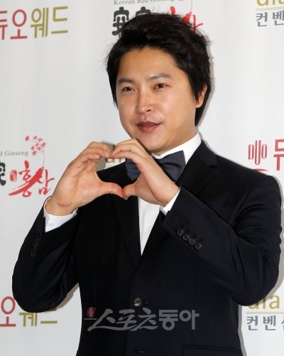 9일 탤런트 안재모가 결혼식에 앞서 사랑의 하트 모양을 그리며 포즈를 취하고 있다. 스포츠동아DB