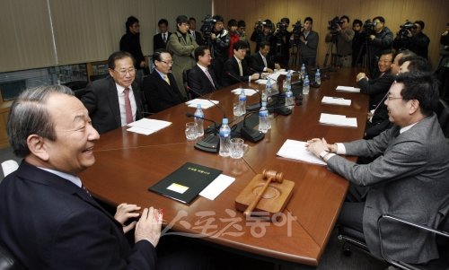 추가 구단 신생 창단을 놓고 단계적 접근 방법을 선택한 한국야구위원회(KBO)의 전략이 성공할 것인지 귀추가 주목된다. 11일 도곡동 야구회관에서 열렸던 이사회 모습.