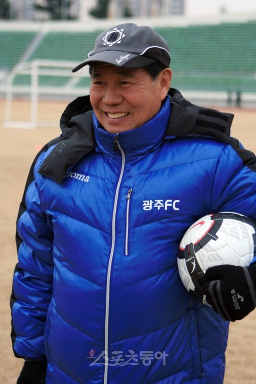 신생팀 광주FC 지휘봉을 잡은 최만희 감독은 야구를 좋아하는 광주 시민들에게 프로축구의 참 재미를 느끼게 해주겠다는 각오다. 전술적으로는 젊은 선수들을 활용한 빠른 축구를 구사할 생각이다.