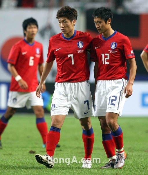 한국 축구의 두 영웅 박지성(왼쪽)과 이영표가 아시안컵을 끝으로 대표팀에서 물러날 전망이다. 지난해 9월 서울월드컵경기장에서 열린 이란과 평가전에서 나란히 걷고 있는 박지성과 이영표. 스포츠동아 DB.