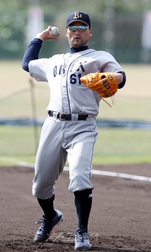 6일 미야코지마 시민구장에서 열린 일본 프로야구 오릭스 버팔로스의 스프링캠프에서 박찬호가 토스를 하며 몸을 풀고 있다.