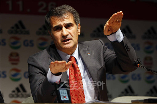 세뇰 귀네슈 터키 트라브존스포르 감독.