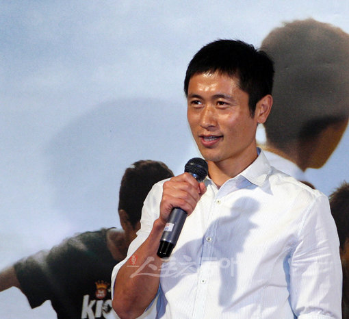 카타르 아시안컵을 마치고 대표팀 은퇴를 선언한 이영표의 공백 메우기가 조광래호의 시급한 과제로 떠올랐다.