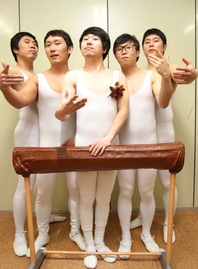 지금까지는 볼 수 없었던 남성의 신체 주요 부위라는 파격적인 개그 소재로 개그의 센세이션을 불러일으키고 있는 KBS2 개그콘서트 ‘발레리NO’팀(왼쪽부터 정태호, 이승윤, 양선일, 박성광, 김장군)
사진=스포츠동아 국경원 기자 onecut@donga.com