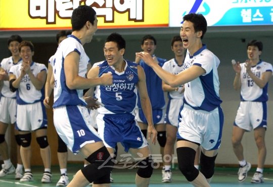 삼성화재의 박철우(오른쪽)가 21일 벌어진 V리그 LIG손해보험과의 4라운드 3세트에서 동점 득점에 성공한 뒤 기뻐하고 있다. 스포츠동아DB