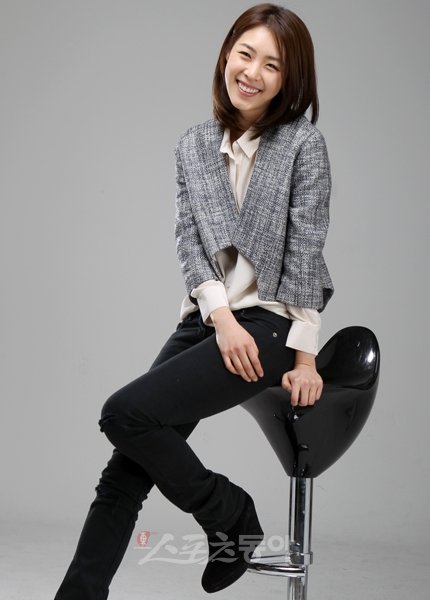 171cm의 키에 가냘픈 몸매의 소유자인 이연희는 외모와는 반대로 “강인한 여전사 캐릭터를 하고 싶다”고 했다.