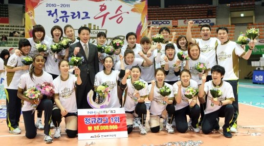 현대건설이 28일 오후 수원실내체육관에서 열린 NH농협 2010-2011 V리그 6라운드 도로공사와의 경기에서 3대 0으로 승리하며 2년 연속 정규리그 1위를 차지했다.