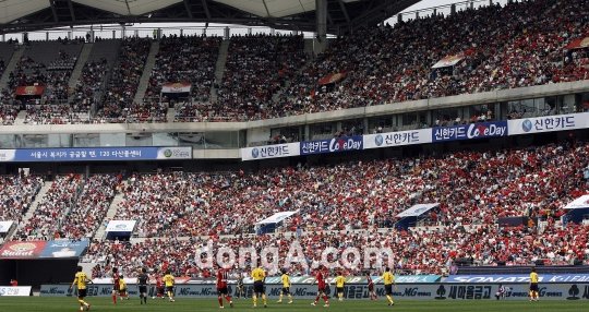 관중 60,747명으로 한국프로스포츠 역대 최다관중수를 달성한 FC 서울과 성남 일화의 K리그 경기. 스포츠동아DB