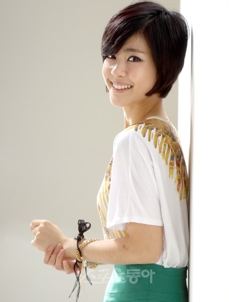 “드라마 종영 후 곧바로 영화준비…재충전요? 작품 많이 해야 오히려 충전되는 걸요”드림하이에서 시크하면서도 귀여운 댄스교사 역할을 맡아 인기를 모았던 이윤지.