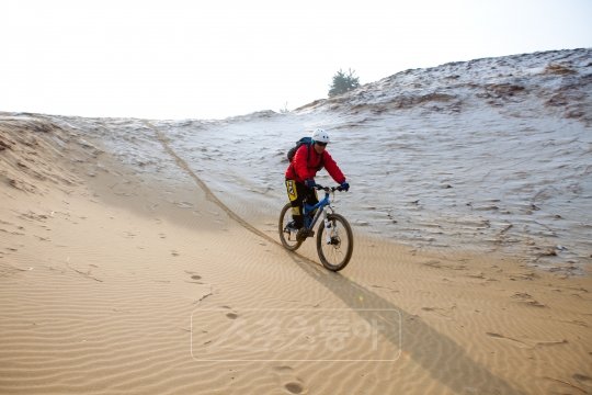 이른 아침 신두리 사구에서의 다운힐(down hill). 두리사구는 천연기념물로서 자전거 출입이 금지되어 있으며 이곳은 사구 공원 구역 바깥이다.