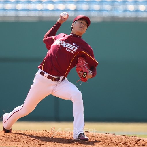넥센 김성현은 올시즌 넥센 선발진의 당당한 한축이다. 최고구속 150km의 직구와 스플리터는 이미 수준급이다. 문제는 제구력이 
얼마나 뒷받침 될 수 있느냐다. 김시진 감독은 “마운드에 올라가서 싸울 준비를 해야 한다”고 조언하고 있다.사직 ｜ 임진환 기자 
photolim@donga.com