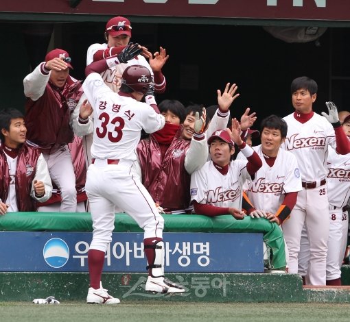 아무리 시범경기라도 홈런은 언제나 기쁘다. 넥센 강병식이 한화와의 목동 시범경기 8회말 1사 후 결승 솔로포를 때리고 덕아웃에 돌아와 동료들의 축하를 받고 있다.