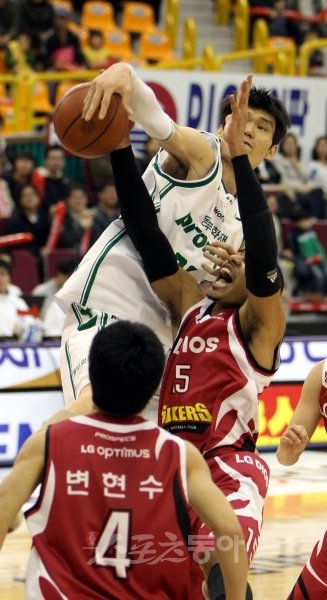 동부 김주성(맨위)이 29일 창원 실내체육관에서 열린 LG와의 프로농구 6강 플레이오프 3차전에서 LG 문태영(아래 15번)과 볼을 다투고 있다.