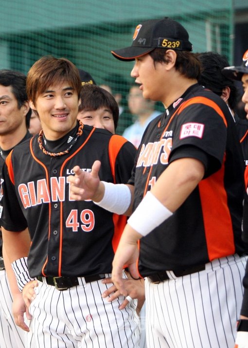 마라톤도 함께 뛰는 선수가 있어야 좋은 기록이 나오는 법. 롯데 김무관 타격코치는 간판 타자 홍성흔(왼쪽)과 이대호(오른쪽)의 관계를 그렇게 정의했다. 스포츠동아DB.