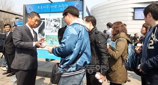 이날 참석한 SK 김성근 감독이 팬들의 사인 공세에 응하고 있다. 스포츠동아DB.