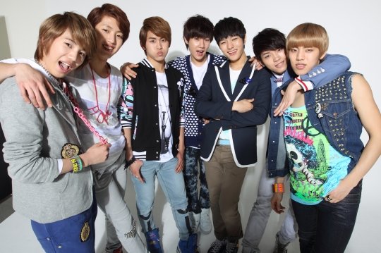 인피니트는 미국 스탠퍼드대 출신 타블로가 속한 에픽하이(타블로, 미쓰라 진, DJ 투컷츠)가 키운 아이돌 그룹이다. 하지만 묘하게 구수한 시골 된장 냄새가 났다. 멤버들은 "다른 아이돌은 해외파인데, 우리는 지방파"라며 웃었다. 성종-성열-호야-성규-엘-우현-동우(왼쪽부터)