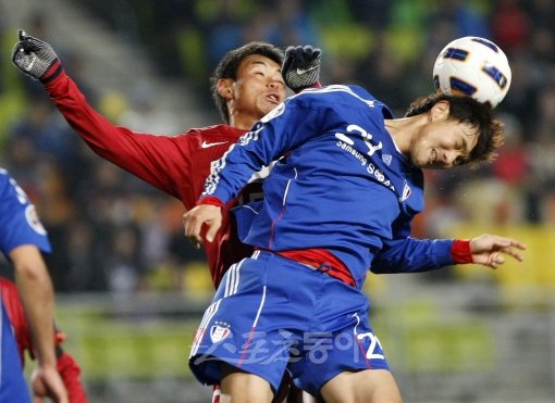 수원 삼성 황재원(앞쪽)이 6일 열린 AFC 챔스리그 H조 3차전에서 공중볼을 따내기 위해 가시마 앤틀러스 수비수와 거친 몸싸움을 펼치고 있다.