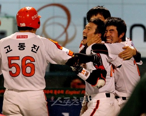 9-9로 맞선 연장 10회말 한화 이대수가 KIA 마무리 유동훈으로 부터 끝내기 홈런을 쏘아올린 후 동료들과 기뻐하고 있다. 스포츠동아DB.