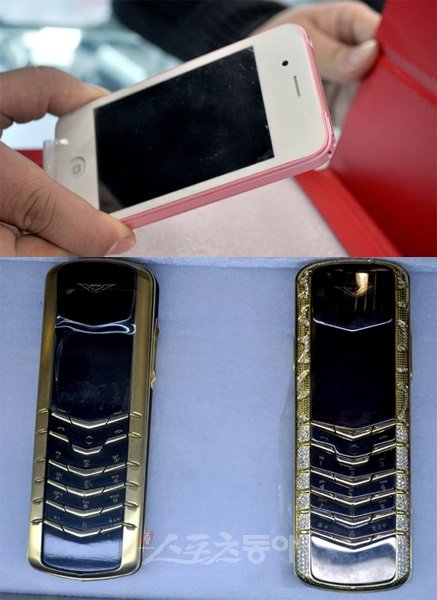 애플의 아이폰4화이트(왼쪽)와 노키아의 버튜 짝퉁 휴대전화.