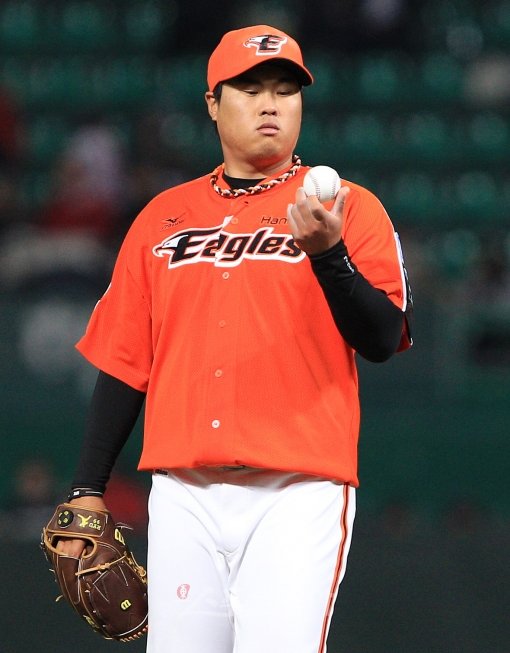 류현진은 정말 괜찮은 것일까? 분명 구위는 올라오고 있고, 그 실력 자체를 의심하지는 않지만 개막후 3전 전패에 피홈런-볼넷을 남발하는 징후는 불안요소가 아닐 수 없다. 문학 | 임진환 기자 (트위터 @binyfafa) photolim@donga.com