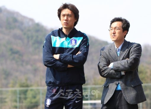 홍명보 올림픽대표팀 감독(왼쪽)과 스포츠동아 최현길 부장이 13일 파주NFC에서 대담을 가졌다. 홍 감독은 선수시절부터 오랜 
인연을 가진 최 부장과 인터뷰에서 런던올림픽을 앞둔 심정과 선수차출을 놓고 묘한 관계에 놓여 있는 A대표팀에 대한 생각, 향후 
계획 등을 허심탄회하게 털어놓았다. 파주 ｜ 임진환 기자 photolim@donga.com 트위터 @binyfafa
