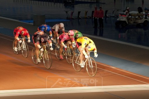 경륜 팬뿐만 아니라 선수들에게도 어렵기는 매한가지인 ‘줄서기’. 전문가들은 ‘줄서기’는 베팅에 있어 양날의 칼과 같아 예측에 신중해야 한다고 조언하고 있다.