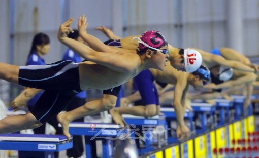 ‘아시아의 물개’ 조오련과 최윤희, 그리고 ‘마린보이’ 박태환을 배출하며 한국수영의 젖줄역할을 해온 제 83회 동아수영대회가 22일 울산 문수 실내수영장에서 개막했다. 출전 선수들이 대회 첫날 힘차게 출발하고 있다.울산 ｜ 동아일보 원대연 기자 yeon72@donga.com