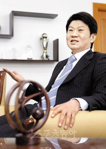 110428 축구회관 정몽규 한국프로축구연맹 총재,현대산업개발 회장. 임진환 기자 photolim@donga.com 트위터 @binyfafa