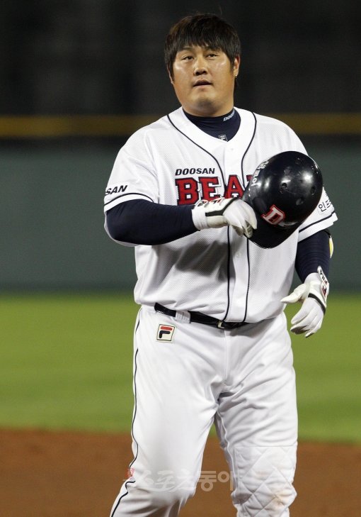 4일 서울 잠실야구장에서 열린 ‘2011 롯데카드 프로야구’ 두산과 LG의 경기에서 9회말 1사 만루 4대 4 상황에 최준석이 한 점을 뽑아내는 결정적인 희생플라이를 때려내고 기뻐하고 환호하는 팬들을 바라보고 있다. 잠실 | 임진환 기자 photolim@donga.com 트위터 @binyfafa