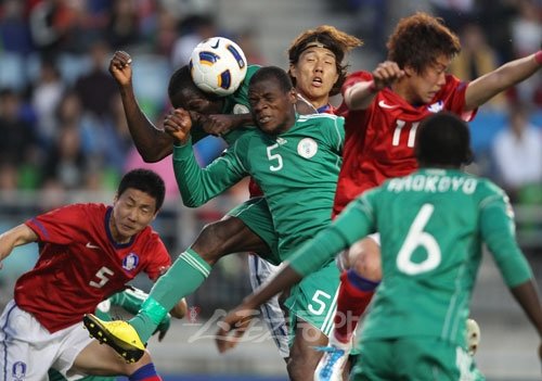 한국 U-20 대표팀 선수들이 5일 수원월드컵경기장에서 벌어진 나이지리아와 수원 컵 U-20 축구대회 첫 날 경기 도중 상대 선수들과 치열한 볼 다툼을 벌이고 있다. 박화용 기자 (트위터 @seven7sola) inphoto@donga.com