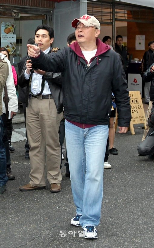 곽경택 감독(사진)이 \'통증\' 촬영현장에서 배우들에게 연기지도를 하고 있다. 이종승 기자 urisesang@donga.com