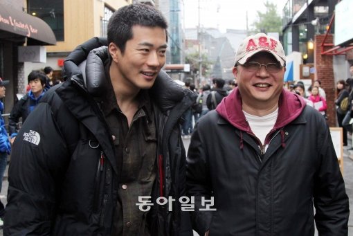 22일 서울 홍대앞 거리에서 촬영중인 영화 '통증'의 곽경택 감독과 주연배우 권상우가 이야기를 나누고 있다. 이종승 기자 urisesang@donga.com