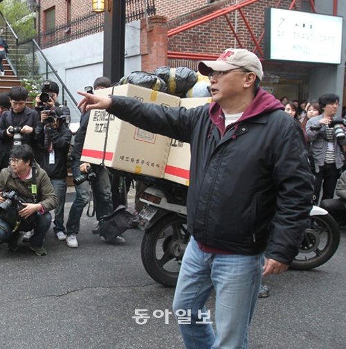 곽경택 감독이 지시를 내리고 있다. 이종승 기자 urisesang@donga.com