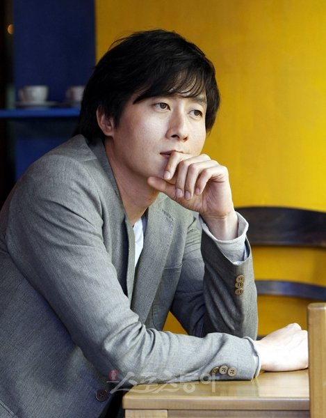 영화 ‘적과의 동침’으로 새롭게 관객을 만난 김주혁은 잇따른 작품 출연으로 바쁜 일상 속에서 또 다른 즐거움을 찾고 있다. 김주혁의 온화한 미소가 유난히 멋져보인다.