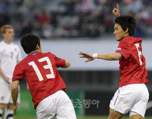 8일 오후 7시 수원종합운동장에서 열린 ‘제5회 수원컵 U-20 축구대회’ 한국과 뉴질랜드의 경기에서 전반 첫 골을 뽑아낸 한국 남승우가 동료들과 기쁨을 나누고 있다.. 수원 | 임진환 기자 photolim@donga.com 트위터@binyfafa