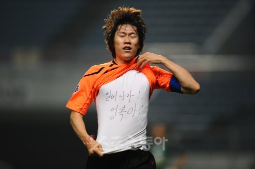 제주 유나이티드 김은중이 11일 서귀포월드컵경기장에서 벌어진 아시아축구연맹(AFC) 챔피언스리그 E조 조별리그 최종전 
멜버른(호주)과의 경기에서 득점한 뒤 동료 신영록의 회복을 기원하는 세리머니를 선보이고 있다.