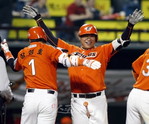 3년째 최하위로 처져있는 있는 한화. 마운드에서는 류현진이 마지막 자존심을 지켜주고 타석에서는 최진행의 홈런포가 유일한 위안거리다. 최진행은 10일 잠실 LG전에서 3연타수 홈런으로 거포본능을 발휘했다. 스포츠동아DB.