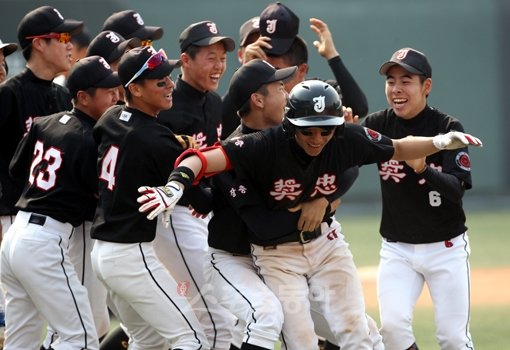 장충고 송준석(맨 앞)이 15일 목동구장에서 열린 황금사자기 강릉고와의 경기에서 연장 13회말 승부치기 끝에 끝내기 안타를 친 후 동료들의 축하를 받고 있다.