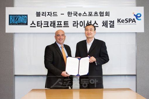 스타크래프트 지적재산권 갈등이 4년 만에 봉합됐다. 라이선스 계약을 체결한 블리자드 코리아 마이클 길마틴 지사장(왼쪽)과 한국e스포츠협회 최원제 사무총장.