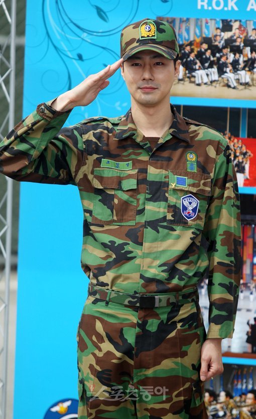 조인성은 예정된 10시를 조금 지나 말끔한 정복을 입고 늠름한 모습으로 나타났다. 사진|국경원 기자 (트위터
@k1isonecut) onecut@donga.com