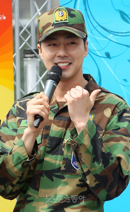 조인성은 전역식에 왼손 중지에 반지를 착용하고 나타나 화제가 됐다. 이에 조인성의 소속사 측은 “근무한 부대에서 전역할 때 주는 기념 반지”라고 답했다. 사진|국경원 기자 (트위터
@k1isonecut) onecut@donga.com
