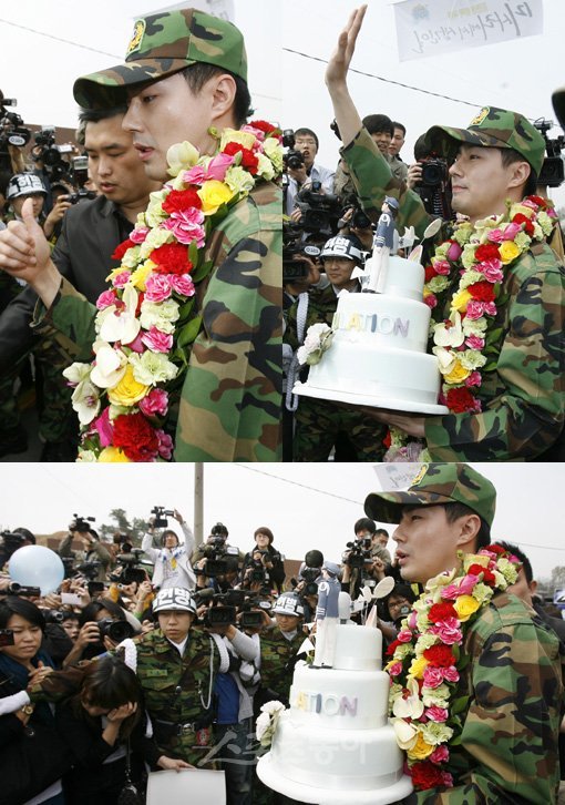 행사장에서 차량까지 약 50m를 걷기로 한 조인성을 일부 취재진과 팬들이 막아 혼란을 빚었다. 그 와중에도 조인성은 팬들을 챙기는 모습을 보이기도 했다. 사진|국경원 기자 (트위터 @k1isonecut) onecut@donga.com