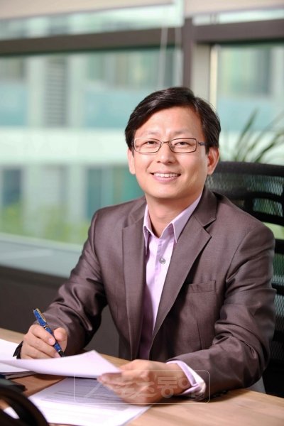 제5기 한국게임산업협회장으로 취임한 최관호 네오위즈 최고운영책임자는 20일 서울 삼성동 코엑스인터컨티넨탈호텔에서 기자회견을 열고 ‘셧다운제’ 등 현안을 해결하기 위해 직접 발로 뛰겠다고 다짐했다.