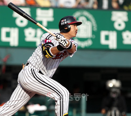 22일 오후 서울 잠실야구장에서 열린 프로야구 LG와 롯데의 경기에서 1회말 1사 1루 LG 박용택이 2점 홈런을 치고 있다.