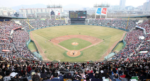 프로야구는 21일 200만 관중을 돌파했다. 최근 3년간 프로야구 인기를 선도한 두산, KIA, 롯데 외에도 올해는 LG까지 가세해 흥행에 불을 지피고 있다.