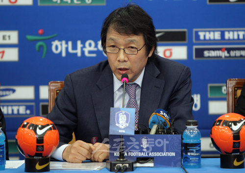 대표팀 조광래 감독이 23일 축구회관에서 작심한 듯 기술위와 갈등과 관련해 성명을 발표하고 있다.